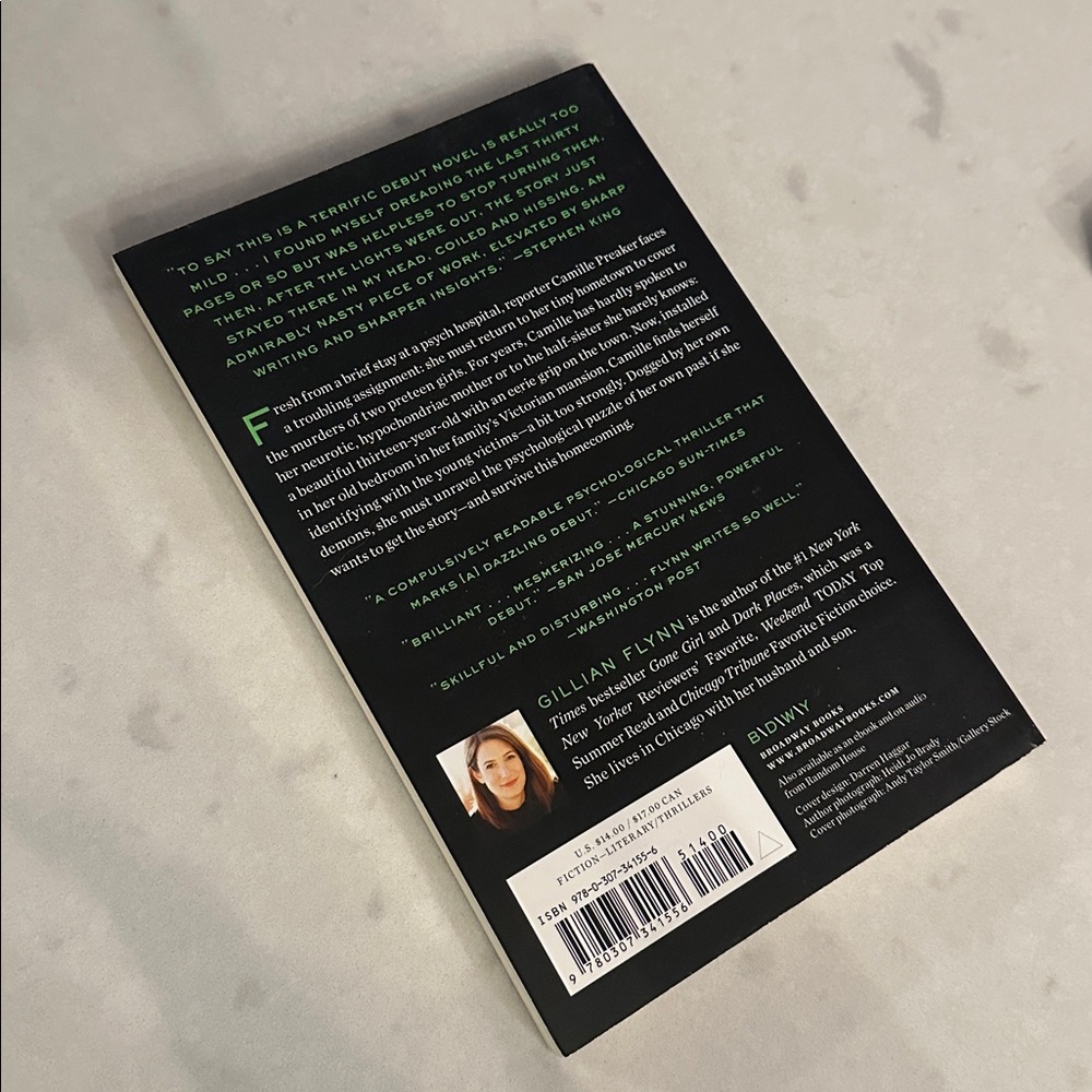 Gillian Flynn Sharp Objects Book - Picture 2 of 2
